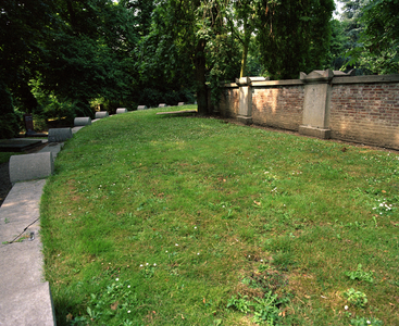 822076 Afbeelding van een strook gras op de rotonde met grafkelders op de 1e Algemene Begraafplaats Soestbergen ...